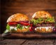 Hamburger di manzo con cheddar, insalata verde e pomodoro